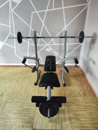 Banco de pesas con barra y discos