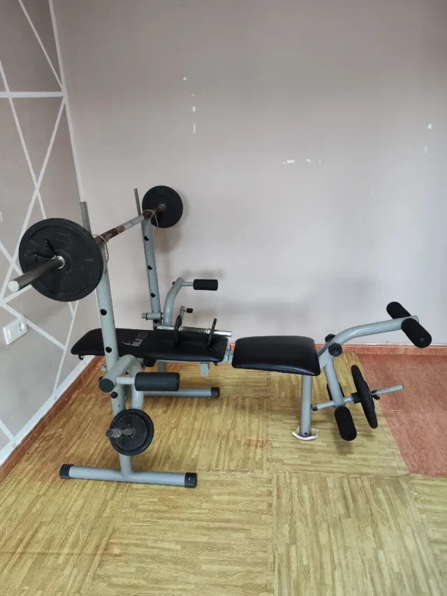 Banco de pesas con barra y discos