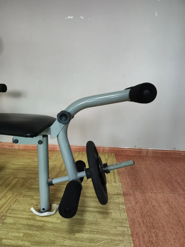 Banco de pesas con barra y discos