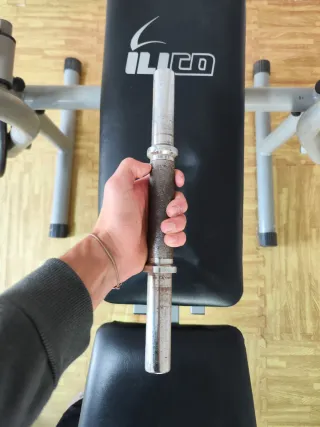 Banco de pesas con barra y discos