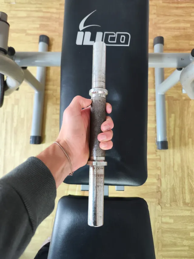 Banco de pesas con barra y discos