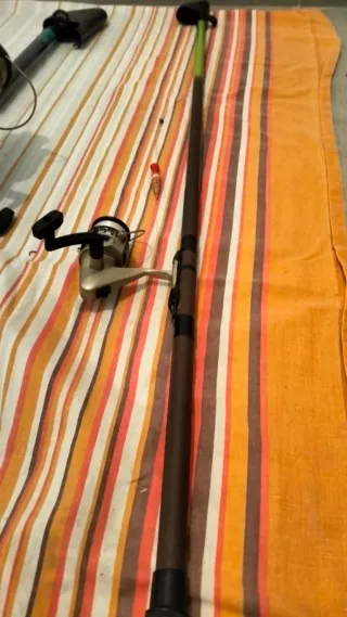 Caña (2) de pescar antigua con carrete