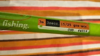 Caña (2) de pescar antigua con carrete