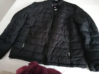 Cazadora acolchada negra hombre