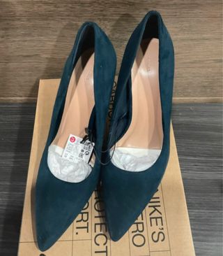 Zapatos de tacón azul marino nuevos