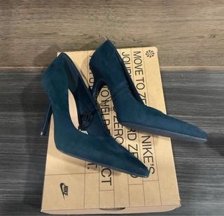 Zapatos de tacón azul marino nuevos