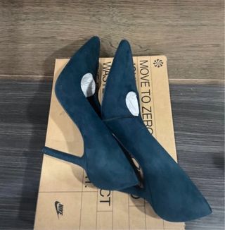 Zapatos de tacón azul marino nuevos
