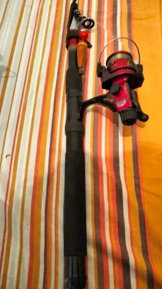 Caña (3) de pescar antigua con carrete