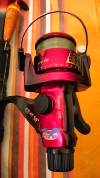 Caña (3) de pescar antigua con carrete