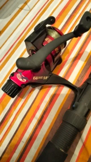 Caña (3) de pescar antigua con carrete