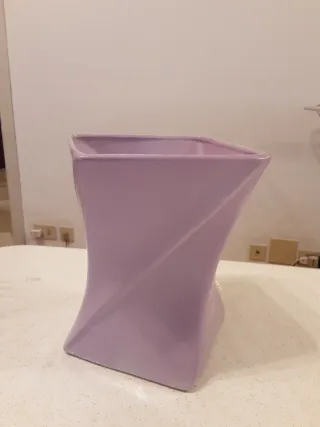 Elegante vaso in ceramica con foro centrale