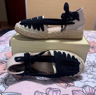 Zapatos esparto beige y negro atados