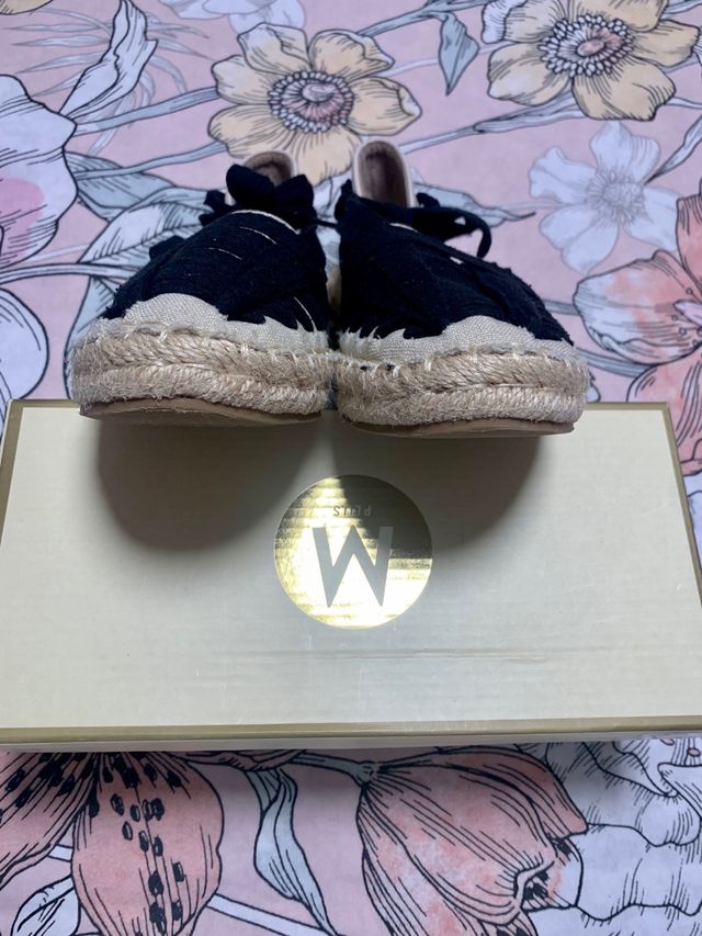 Zapatos esparto beige y negro atados