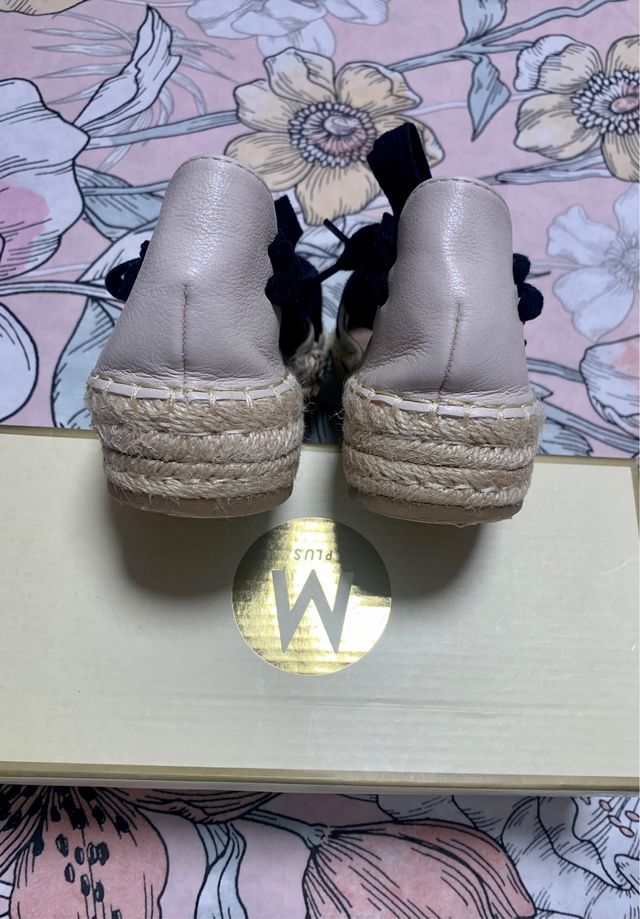 Zapatos esparto beige y negro atados