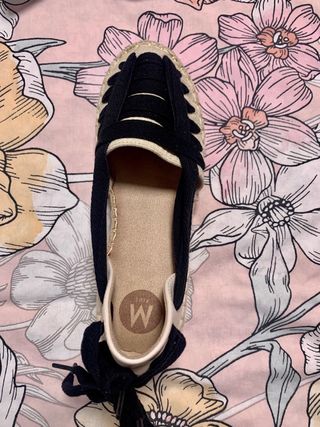 Zapatos esparto beige y negro atados