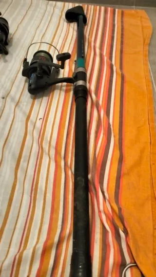 Caña (4) de pescar antigua con carrete