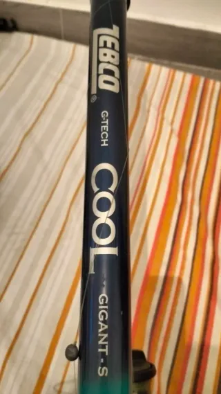 Caña (4) de pescar antigua con carrete