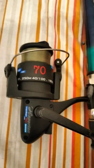 Caña (4) de pescar antigua con carrete