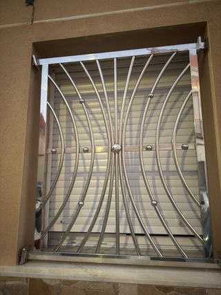 Reja de seguridad plateada