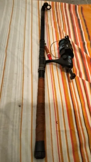 Caña (5) de pescar antigua con carrete