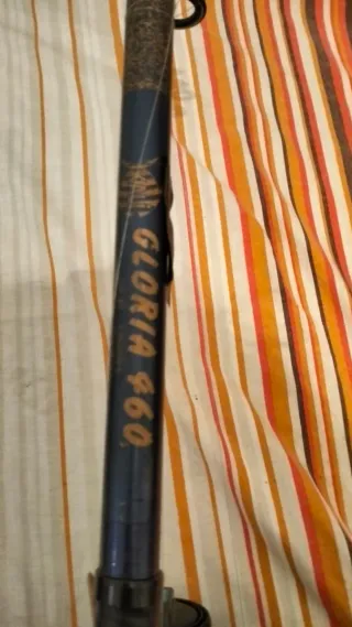 Caña (5) de pescar antigua con carrete