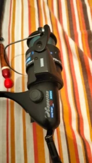 Caña (5) de pescar antigua con carrete