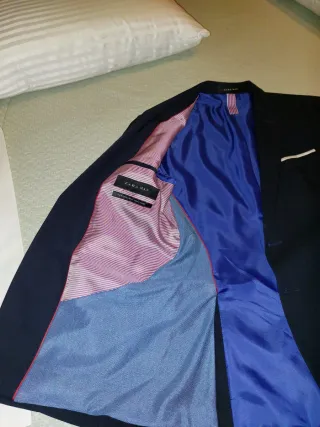 Traje Zara Man Azul Marino Talla S y camisa blanca