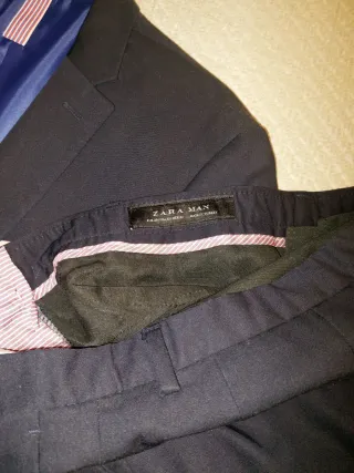 Traje Zara Man Azul Marino Talla S y camisa blanca