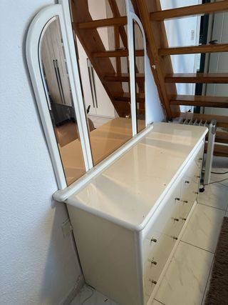 Cómoda de dormitorio blanca y dorada, madera