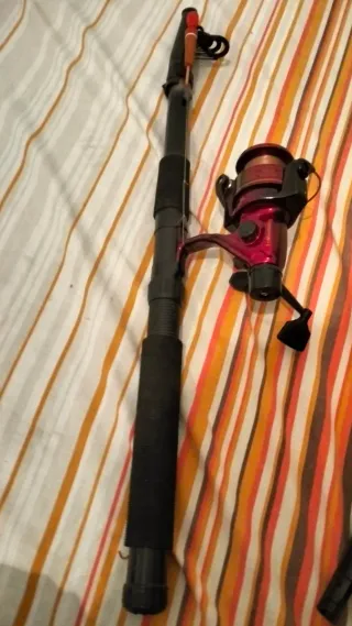 Caña (6) de pescar antigua con carrete