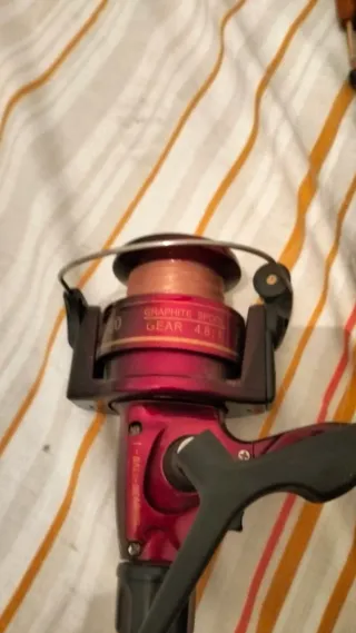 Caña (6) de pescar antigua con carrete