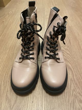 Botas tipo militar Zara rosas con cordones