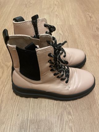 Botas tipo militar Zara rosas con cordones
