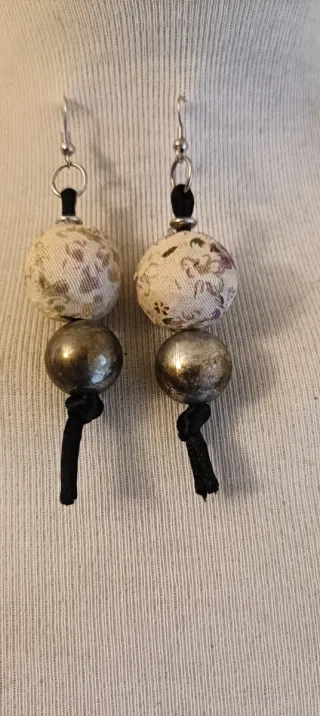 Collar textil bolas forradas y abalorios