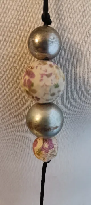 Collar textil bolas forradas y abalorios