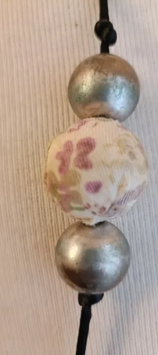 Collar textil bolas forradas y abalorios