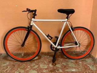 Bicicleta urbana blanca con ruedas naranjas