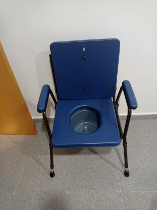 Silla Water portátil acolchada con inodoro.