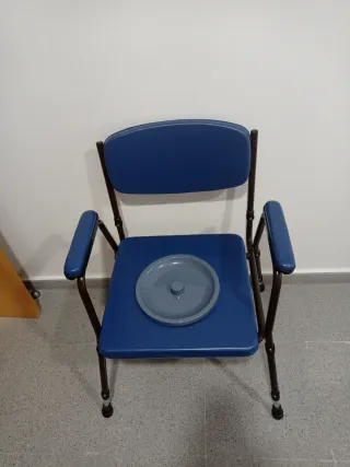 Silla Water portátil acolchada con inodoro.