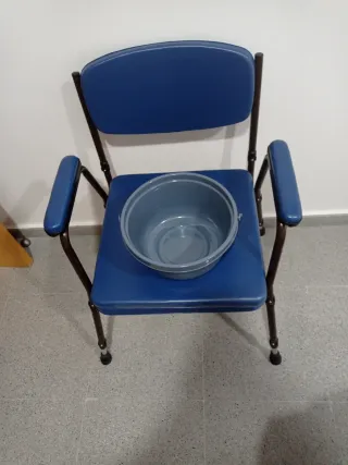 Silla Water portátil acolchada con inodoro.