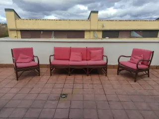 Sofá y sillones de bambú y tela