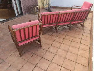 Sofá y sillones de bambú y tela