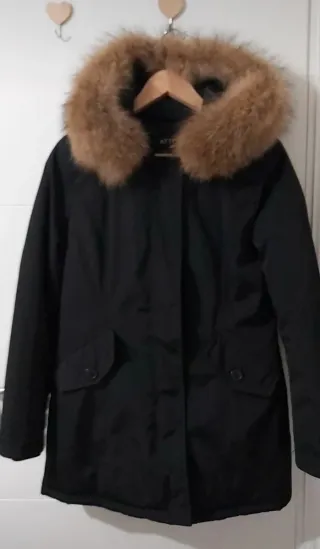 Abrigo negro con capucha de pelo