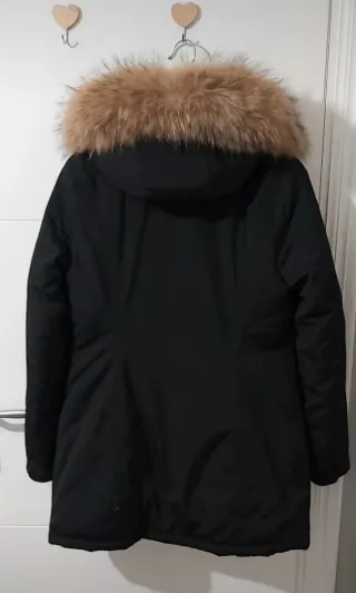 Abrigo negro con capucha de pelo