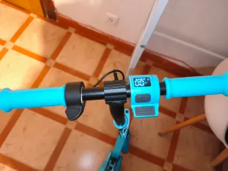 Patinete eléctrico azul