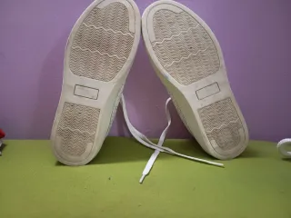 T. 36 Zapatillas Blancas y Plateadas Disney