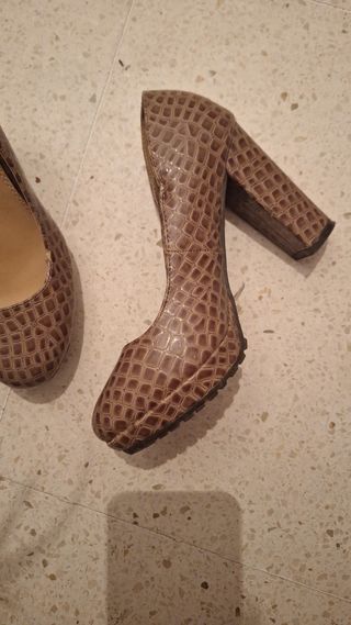 Zapatos de tacón con estampado de cocodrilo