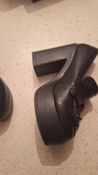 Zapatos de tacón con estampado de cocodrilo