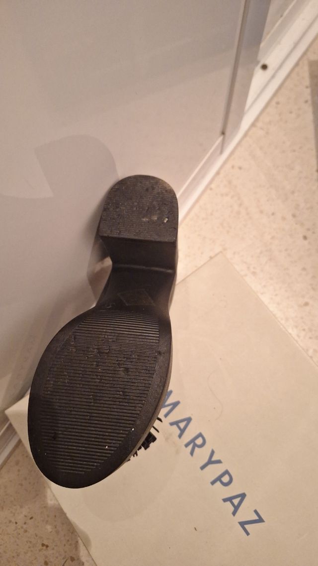 Zapatos de tacón con estampado de cocodrilo