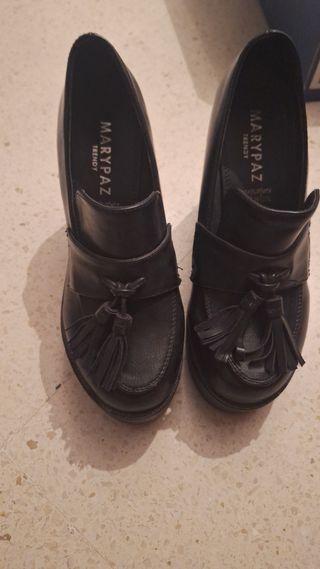 Zapatos de tacón con estampado de cocodrilo